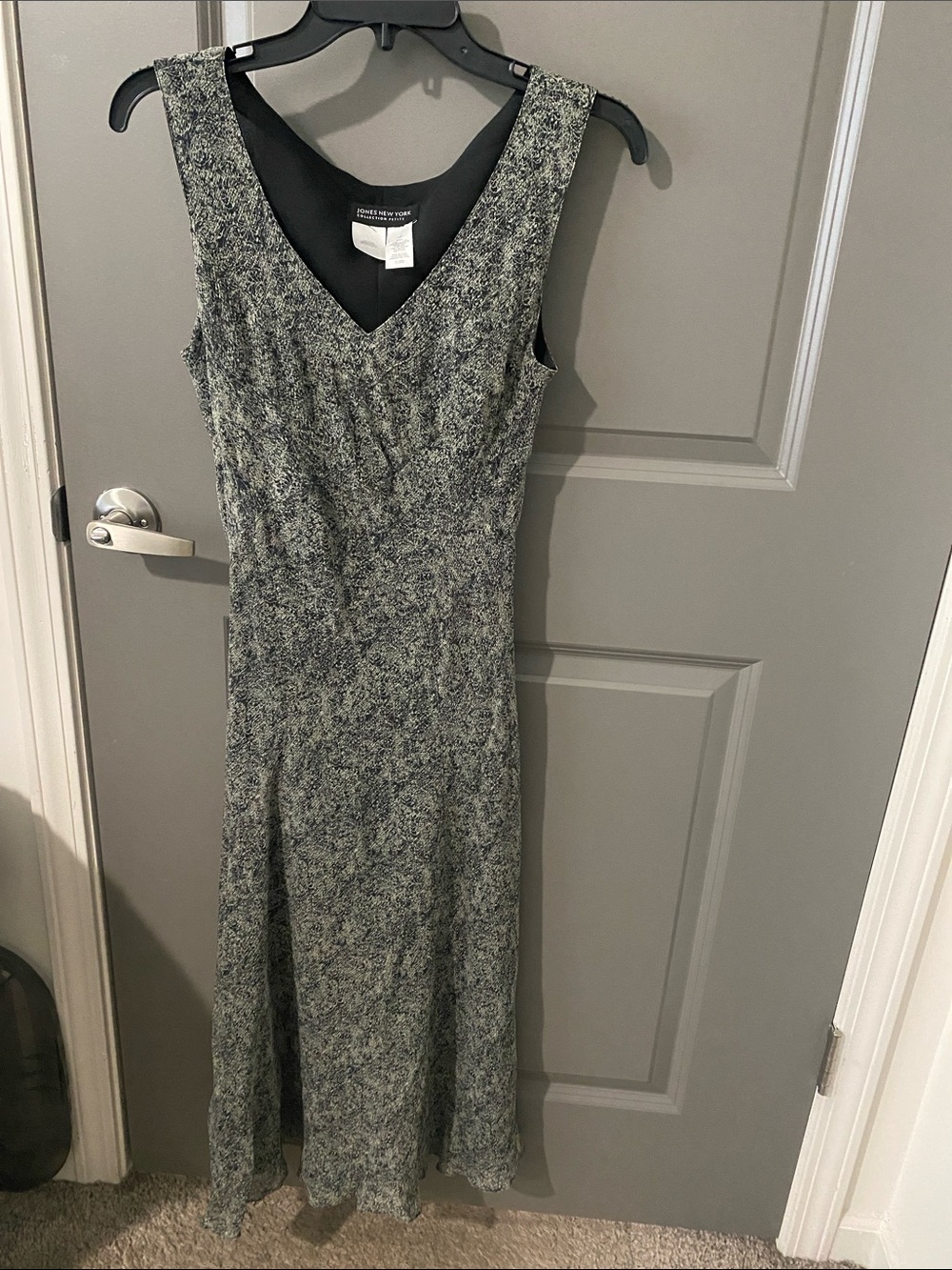 Jones New York Black and Gray V-Neck Sleeveless Midi Dress